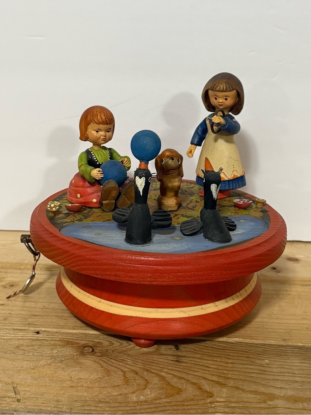 Vintage ANRI Thorens Italy Hand Carved Wood Rotating Music Box Children Penguins